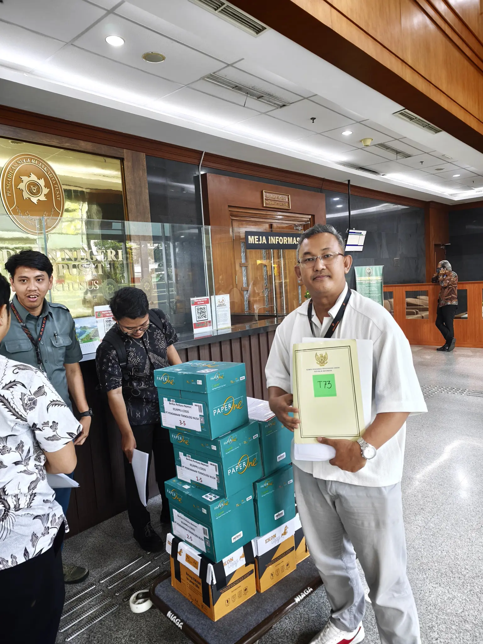 Dimas Verdy Listiyadi presenting KPPU case documents