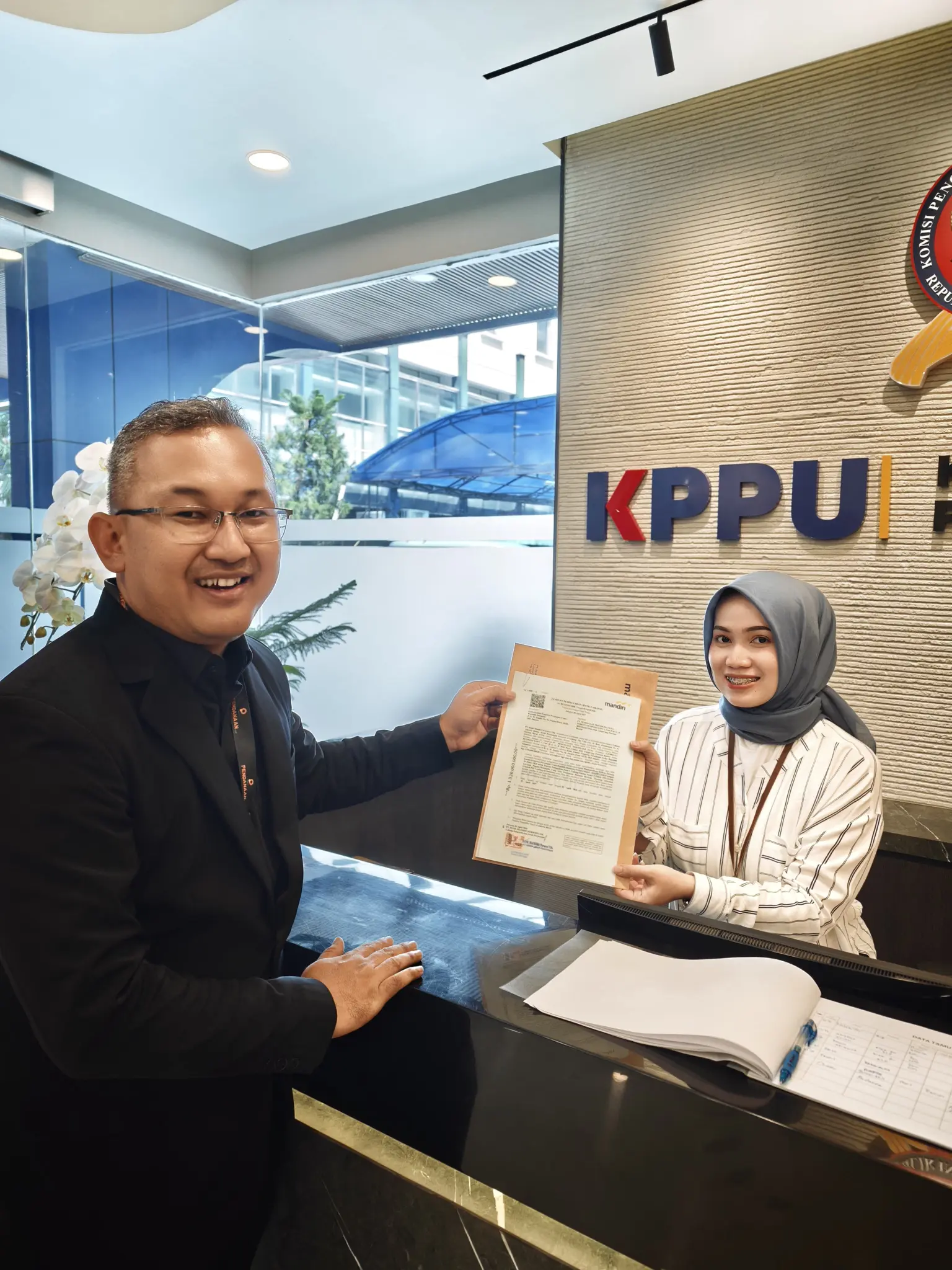 Dimas Verdy Listiyadi submitting legal documents at KPPU